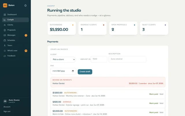 Cockpit view with outstanding balance, overdue clients, and a list of invoices
